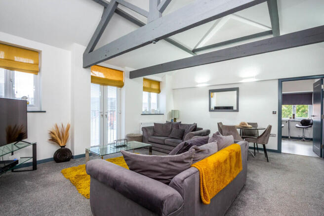 Lounge/Dining Roo...