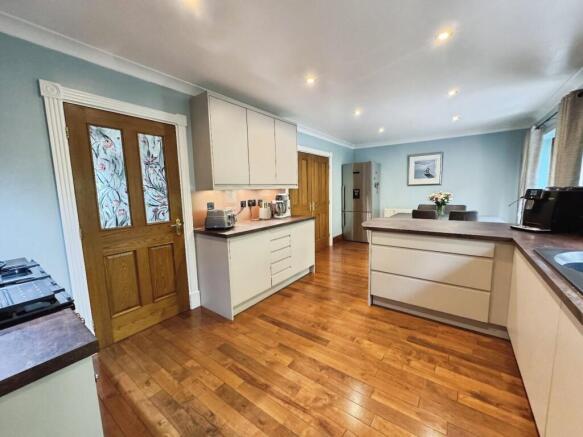 4 bed Detached for sale Image 6