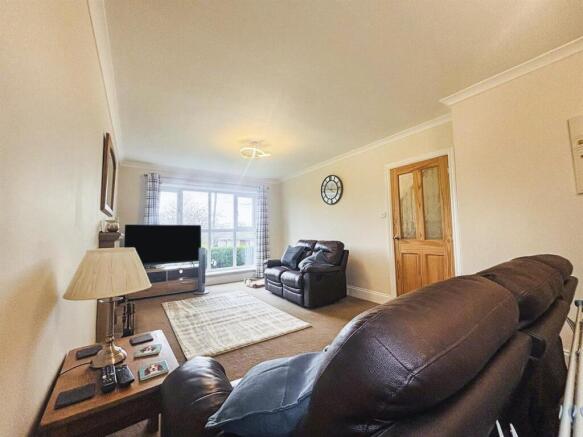 5 bed Detached for sale Image 4