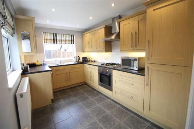 FITTED KITCHEN