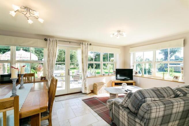 GARDEN ROOM/ DINING 