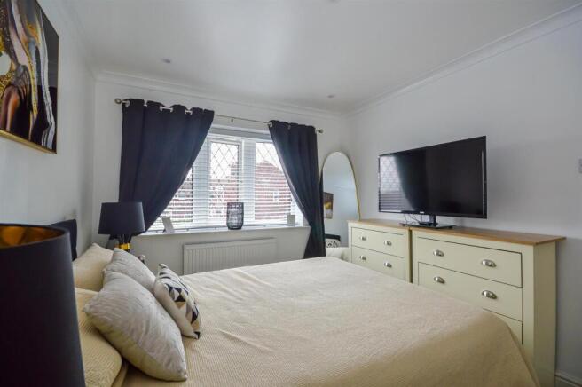 3 bed Semi-Detached for sale Image 6