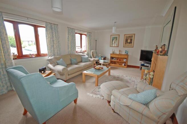 SPACIOUS LOUNGE