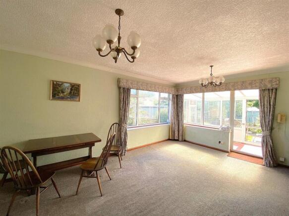 6 Royston Gardens - Lounge1.jpg