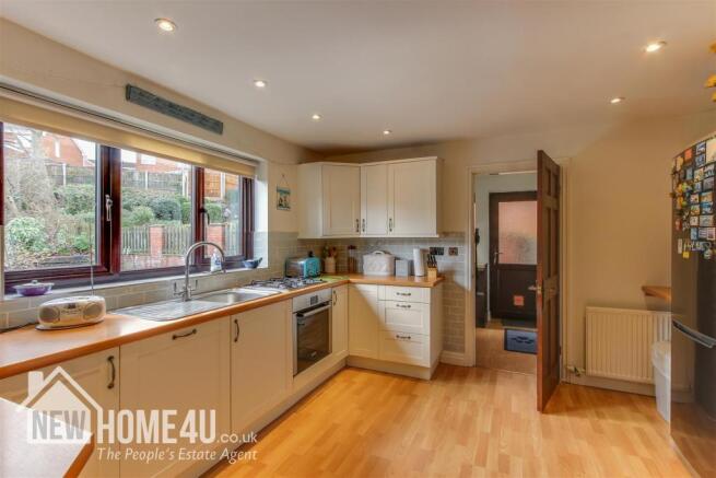 KITCHEN / BREAKFAST: