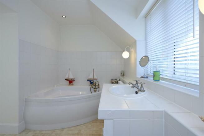 EN-SUITE BATHROOM