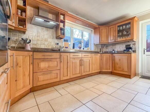 4 bed Detached for sale Image 11