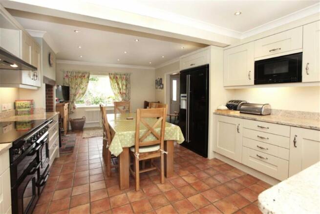 KITCHEN/DINING ROOM