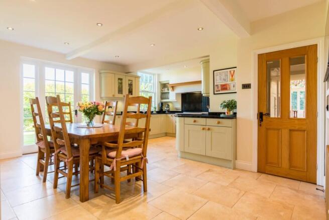 6 bed Detached for sale Image 8
