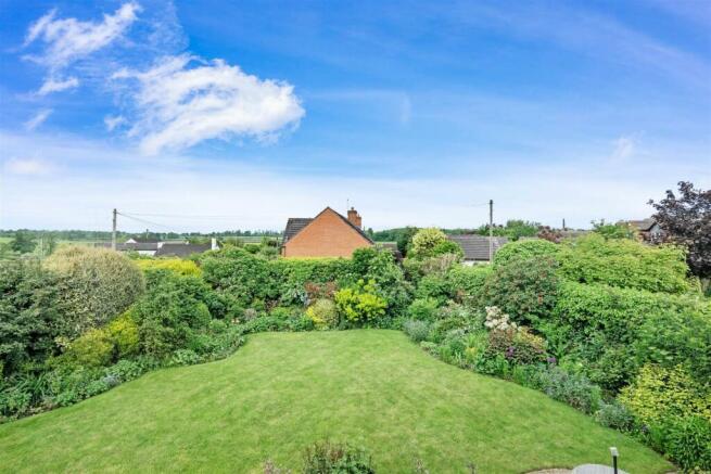 4 Manor Court - Garden.jpg