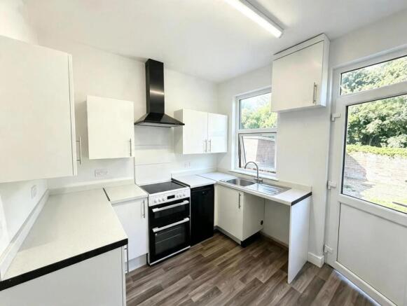 2 bed Terraced to rent Image 5