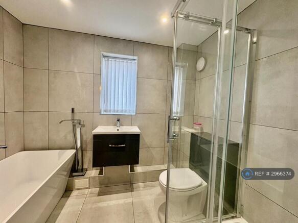 4 bed Semi-Detached to rent Image 12