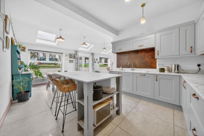 5 bed Semi-Detached for sale Image 4