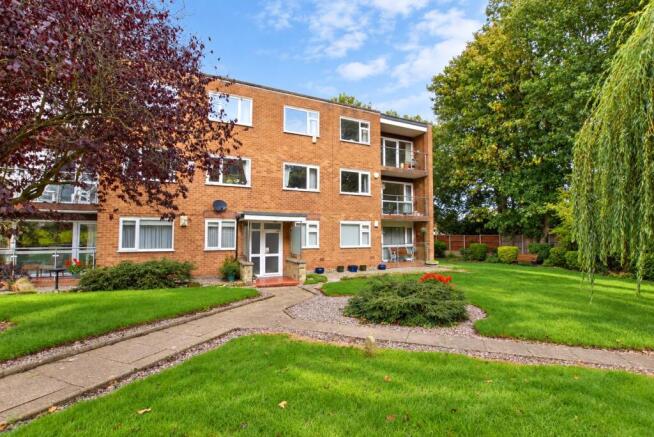 2-bed flat on Braeside Gardens, Wirral, Merseyside, CH49, £130,000