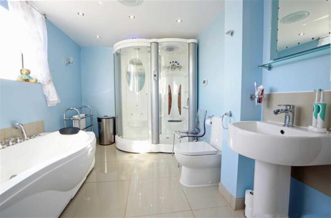 FAMILY BATHROOM