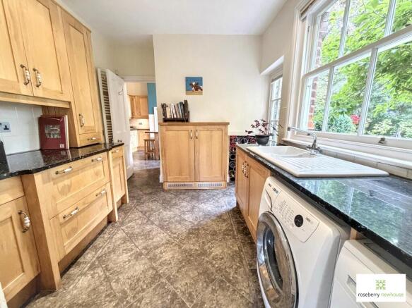 5 bed Detached for sale Image 11