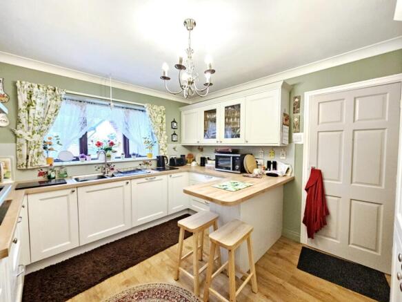4 bed Detached for sale Image 8