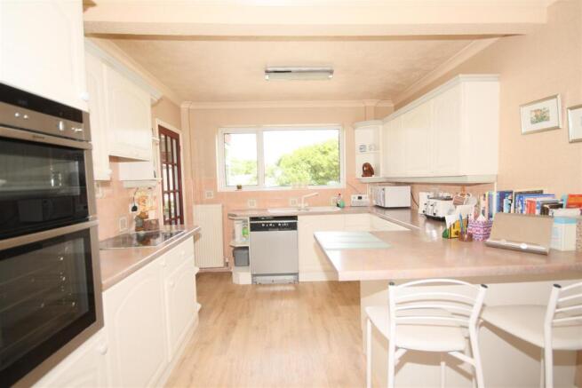 KITCHEN/BREAKFAST ROOM