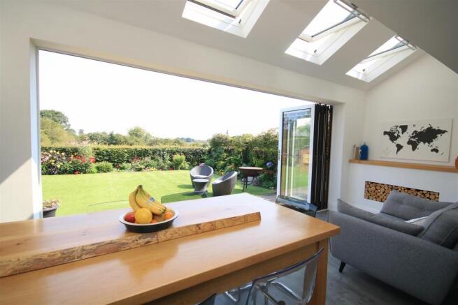 OPEN PLAN LIVING/ DINING KITCHEN