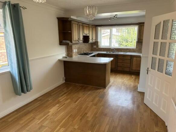 3 bed Semi-Detached to rent Image 7