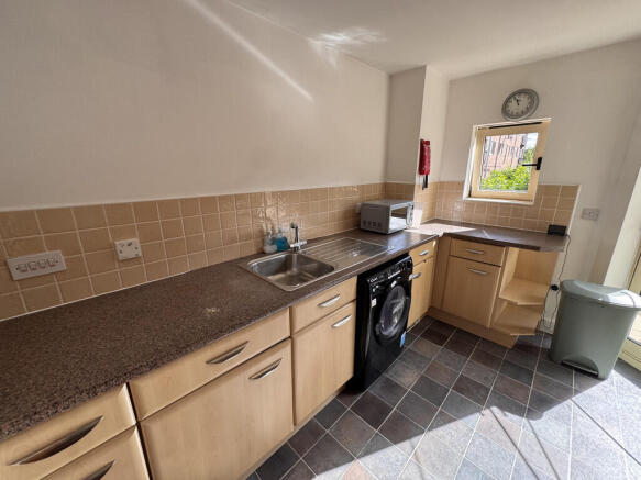 3 bed Flat to rent Image 6