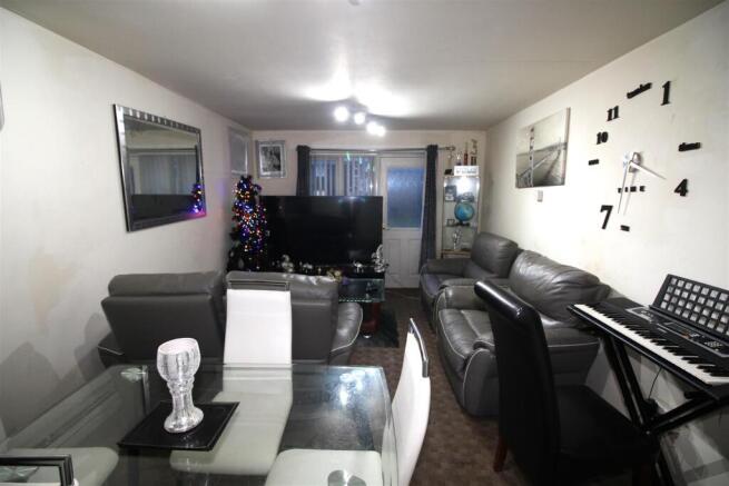 LIVING ROOM 2.JPG