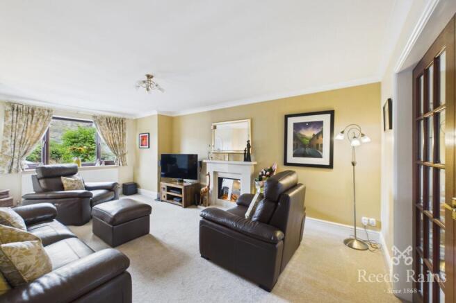 5 bed Detached for sale Image 11