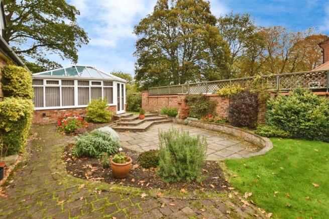 4 bed Detached for sale Image 8