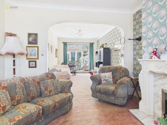 cam05459g0pr0136still030