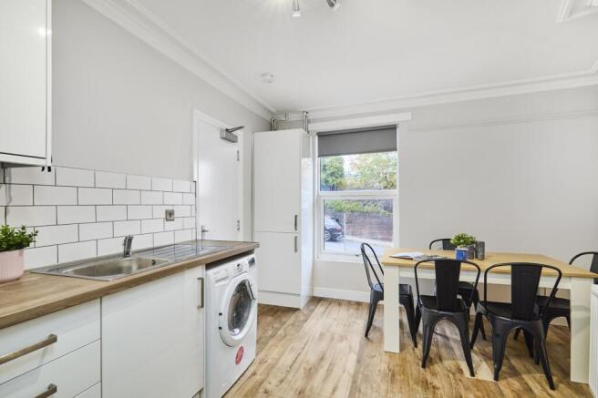 5 bed House to rent Image 4