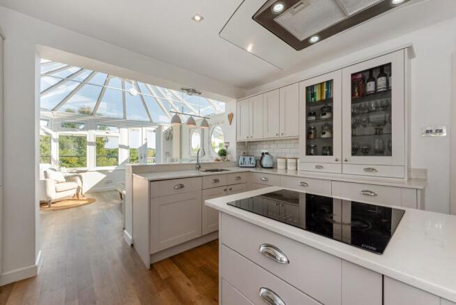 KITCHEN/SUN LOUNGE