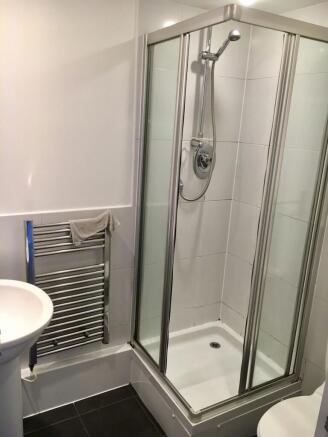 EN-SUITE SHOWER ROOM
