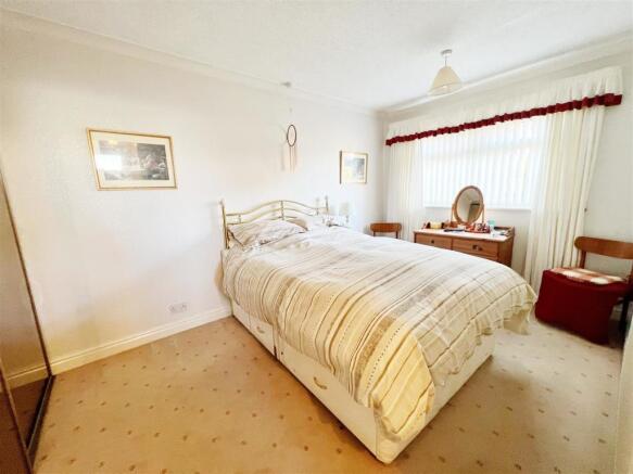 Bedroom 1 pic 1.jpg