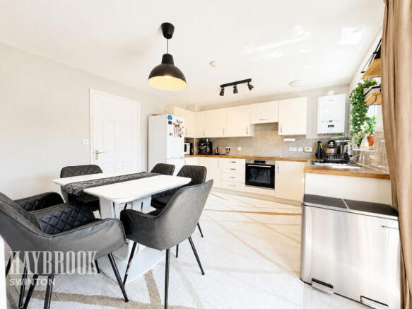 4 bed Detached for sale Image 6