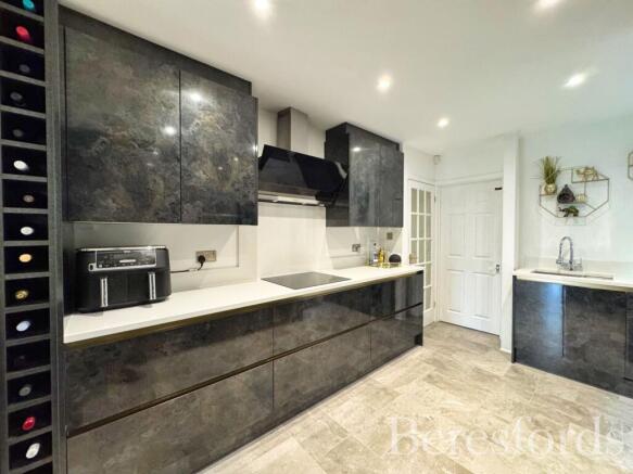 Ilfracombe Crescent, Hornchurch, RM12 photo 4
