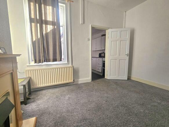 2 bed Terraced to rent Image 5