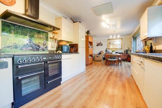 L-Shaped Living Room, Dining Room, Fitted Kitchen