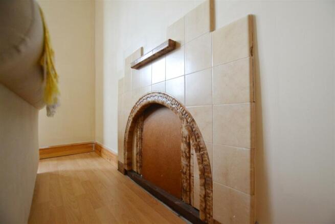 bed 1 fireplace.jpg