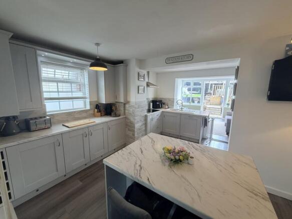 3 bed Semi-Detached for sale Image 3