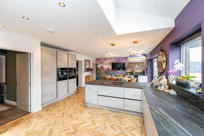 5 bed Semi-Detached for sale Image 11