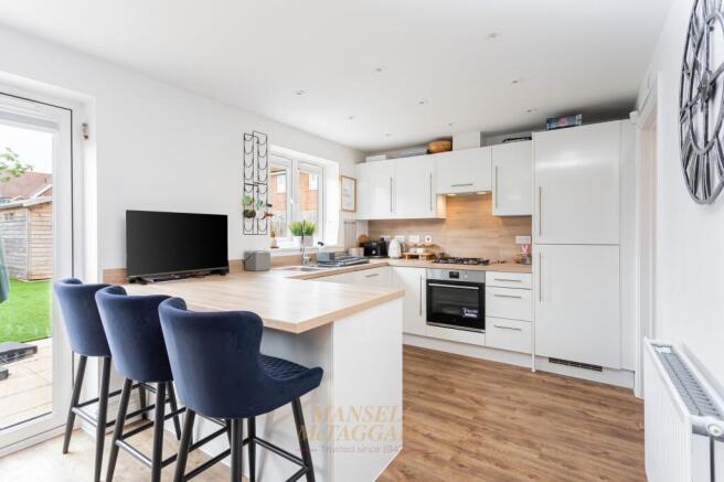 Rathbone Crescent, Horley, RH6 photo 4