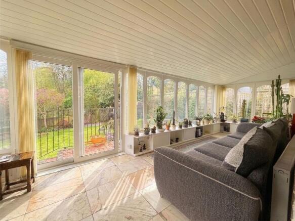 5 bed Detached for sale Image 12