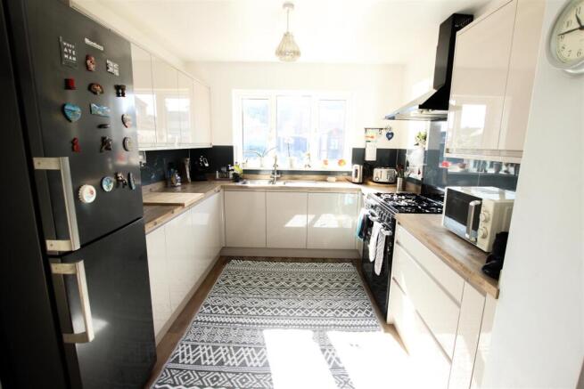 OPEN PLAN LIVING/DINING KITCHEN