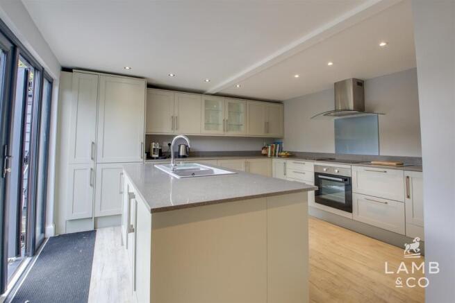 KITCHEN/BREAKFAST ROOM