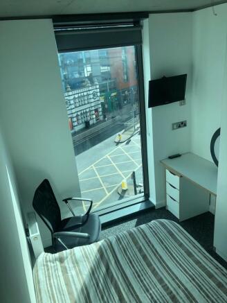 3 bed Apartment to rent Image 11