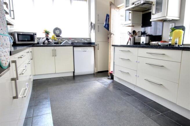 4 bed Detached for sale Image 5