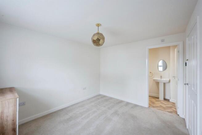 4 bed Detached for sale Image 9