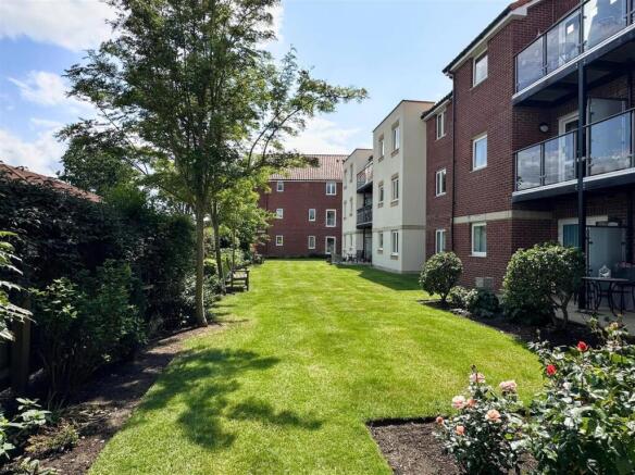 2 bed Retirement Property for sale Image 12