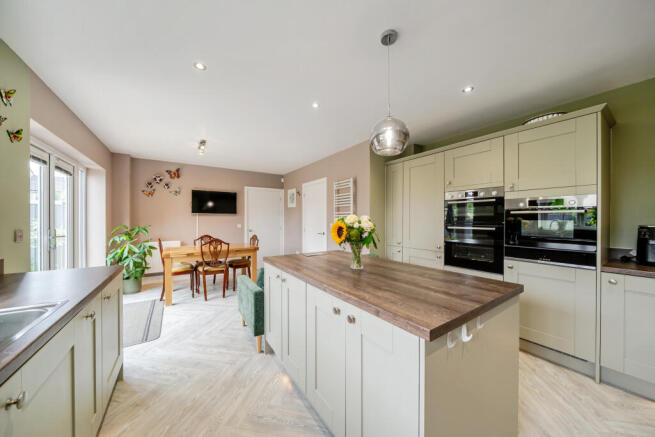 4 bed Detached for sale Image 5