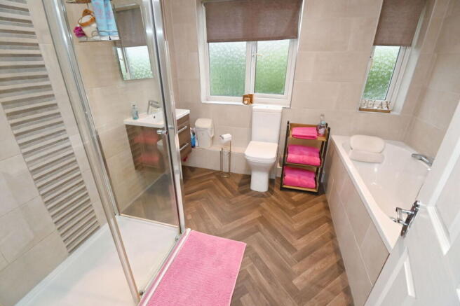 5 bed Detached for sale Image 11